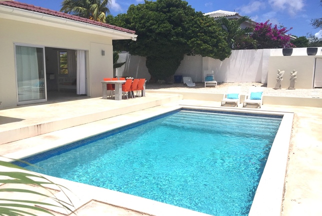 Preview a b overview pool to enterence house day villa breeze curacao
