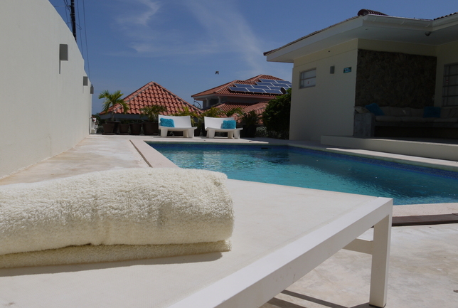 Preview a overview pool from beach chair villa breeze curacao